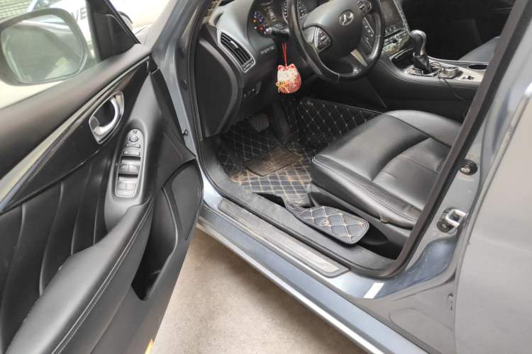Used Infiniti Q50 2014 2.0T Comfort Edition Interior 3