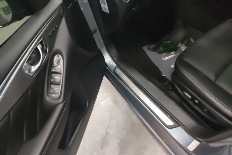 Used Infiniti Q50 2014 3.7L Comfort Edition Interior 3