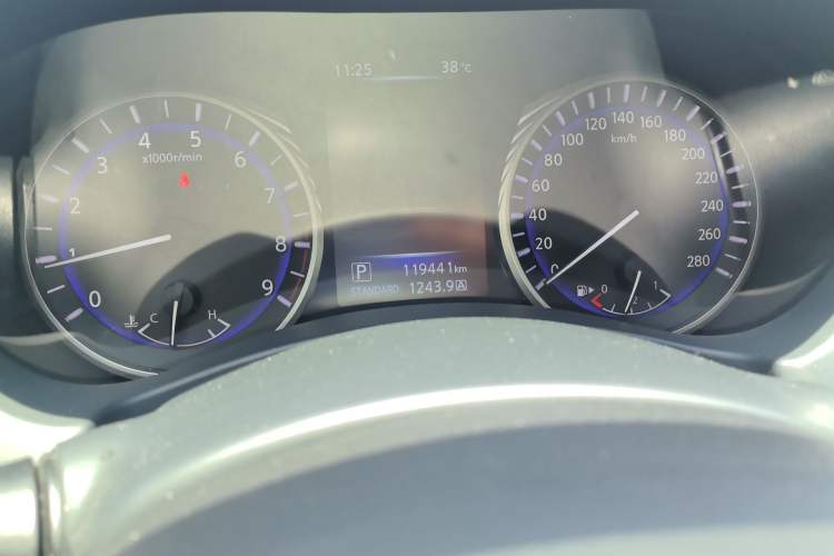 Used Infiniti Q50 2014 3.7L Luxury Edition Odometer Close Up