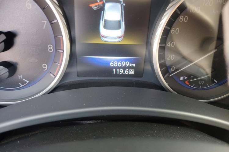 Used Infiniti Q50 2014 3.7L Luxury Edition Odometer Close Up