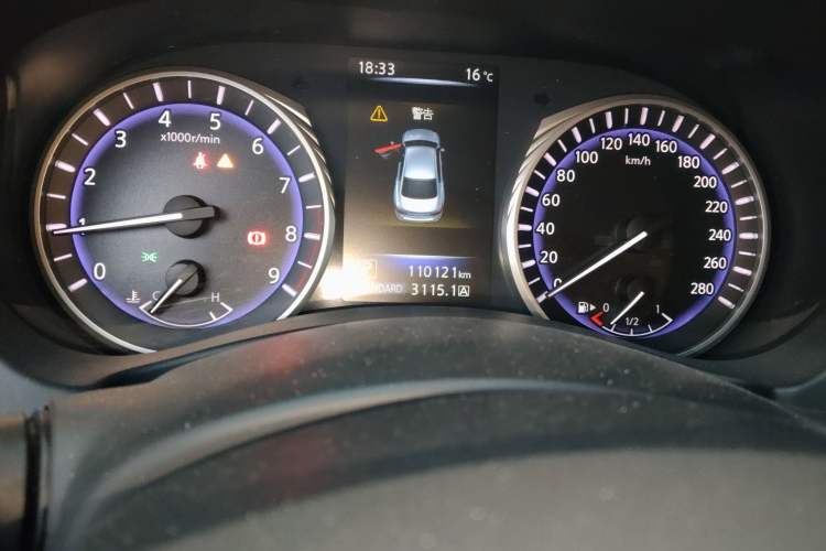 Used Infiniti Q50 2014 3.7L Comfort Edition Odometer Close Up
