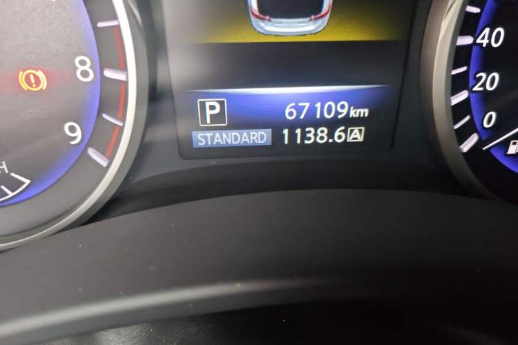 Used Infiniti Q50 2014 3.7L Comfort Edition Odometer Close Up