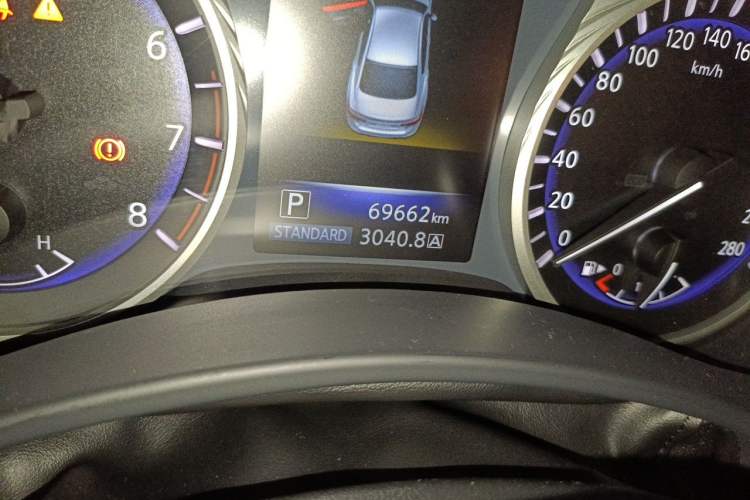 Used Infiniti Q50 2014 2.0T Luxury Edition Odometer Close Up
