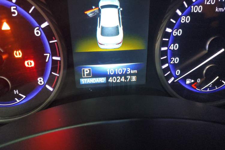 Used Infiniti Q50 2014 2.0T Comfort Edition Odometer Close Up