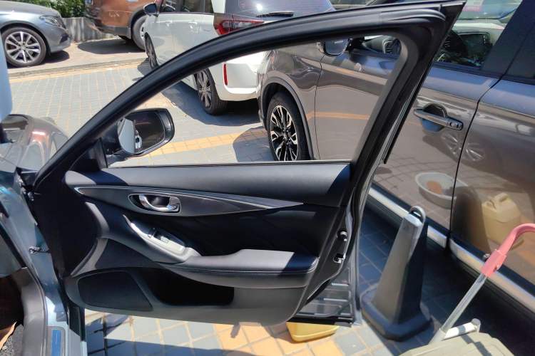 Used Infiniti Q50 2014 2.0T Luxury Edition Right Front Door Interior