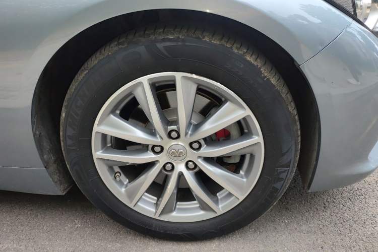 Used Infiniti Q50 2014 3.7L Comfort Edition Right Front Wheel Hub