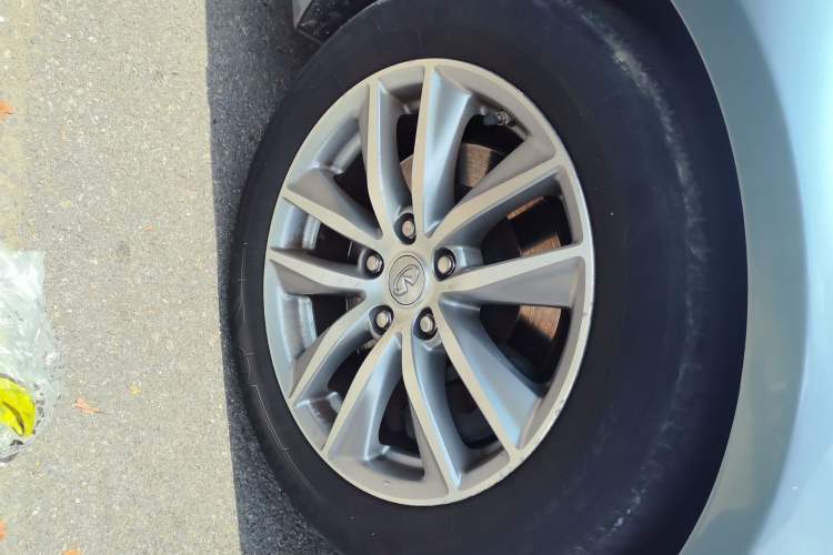 Used Infiniti Q50 2014 3.7L Luxury Edition Right Front Wheel Hub