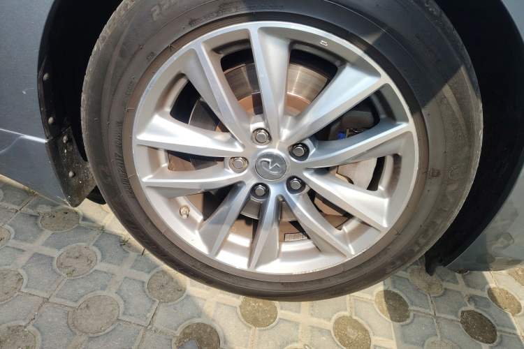 Used Infiniti Q50 2014 3.7L Luxury Edition Right Front Wheel Hub