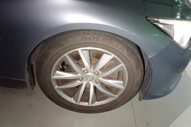 Used Infiniti Q50 2014 3.7L Comfort Edition Right Front Wheel Hub