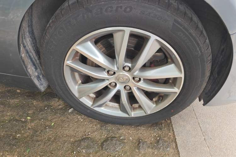 Used Infiniti Q50 2014 2.0T Comfort Edition Right Front Wheel Hub