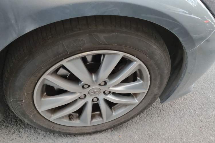 Used Infiniti Q50 2014 3.7L Comfort Edition Right Front Wheel Hub