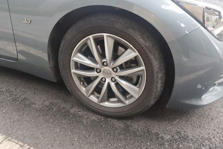 Used Infiniti Q50 2014 3.7L Comfort Edition Right Front Wheel Hub