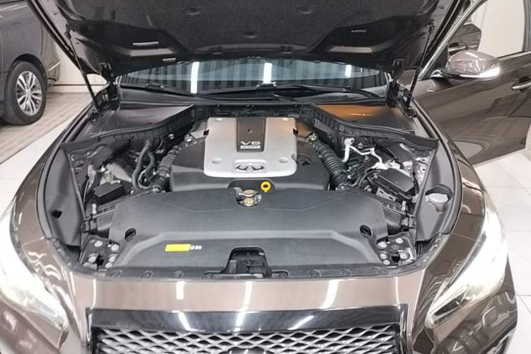 Used Infiniti Q50 2014 3.7L Comfort Edition Engine Bay