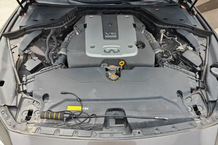Used Infiniti Q50 2014 3.7L Comfort Edition Engine Bay