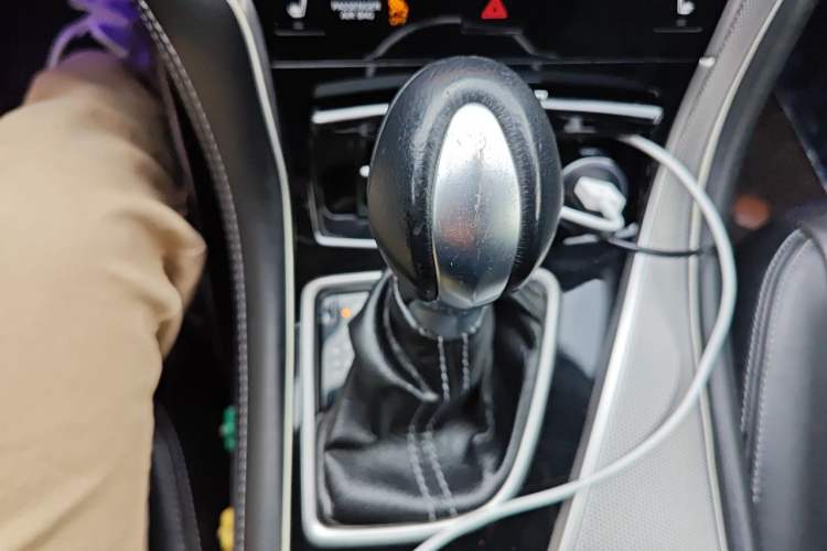 Used Infiniti Q50 2014 3.7L Comfort Edition Gear Lever