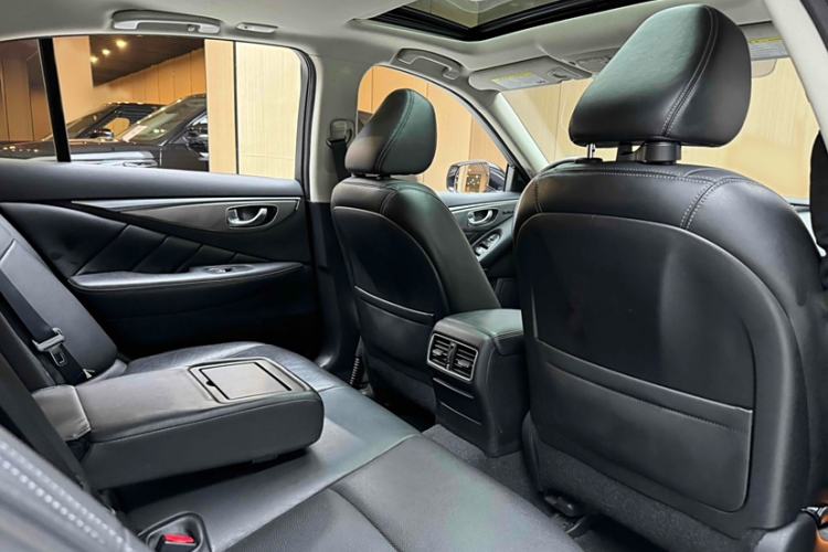 Used Infiniti Q50 2014 3.7L Comfort Edition Interior 8