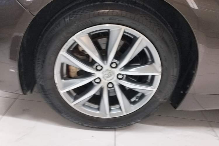 Used Infiniti Q50 2014 3.7L Comfort Edition Left Front Wheel Hub