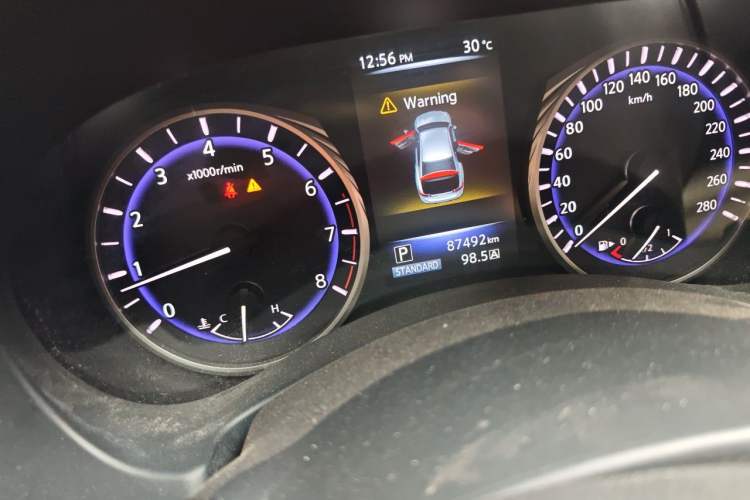 Used Infiniti Q50 2014 2.0T Comfort Edition Odometer Close Up