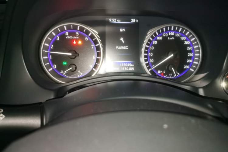 Used Infiniti Q50 2014 3.7L Comfort Edition Odometer Close Up