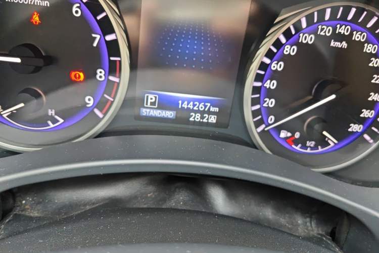 Used Infiniti Q50 2014 3.7L Comfort Edition Odometer Close Up