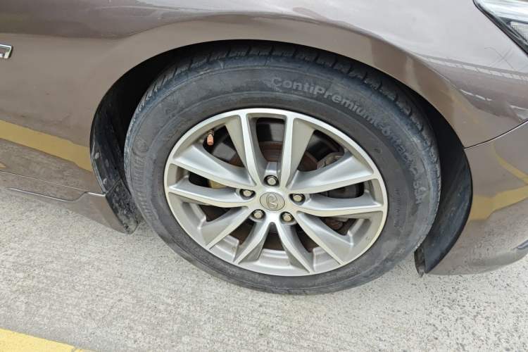 Used Infiniti Q50 2014 3.7L Comfort Edition Right Front Wheel Hub