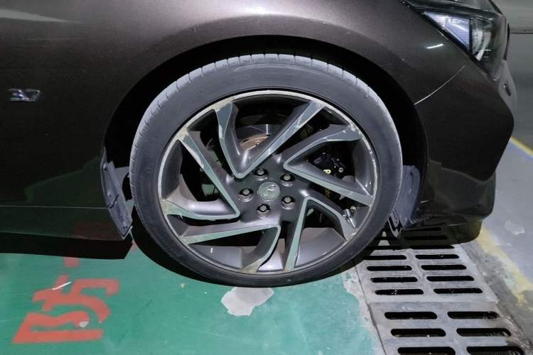 Used Infiniti Q50 2014 3.7L Luxury Edition Right Front Wheel Hub