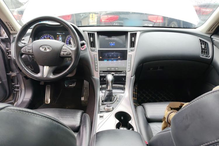 Used Infiniti Q50 2014 3.7L Luxury Sport Edition Center Console