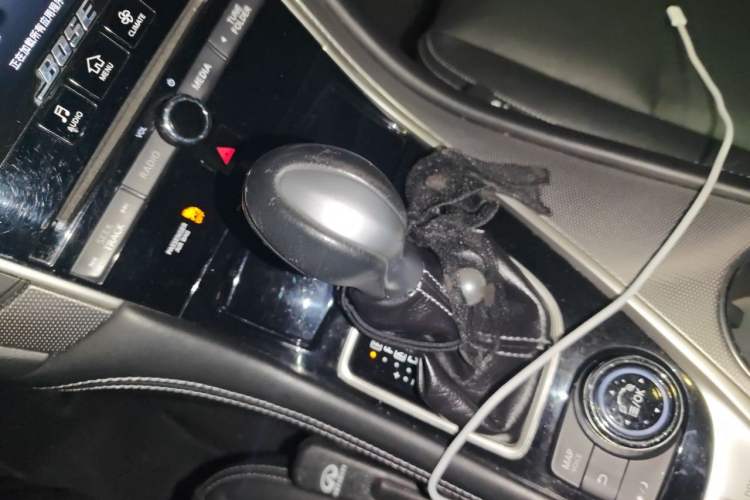 Used Infiniti Q50 2014 3.7L Comfort Edition Gear Lever
