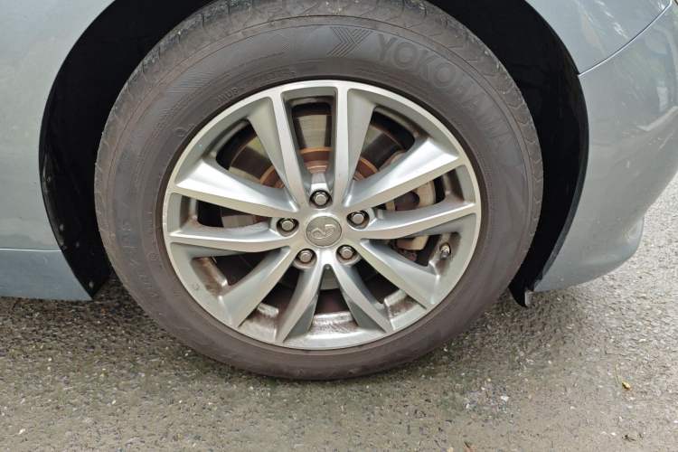 Used Infiniti Q50 2014 2.0T Comfort Edition Right Front Wheel Hub