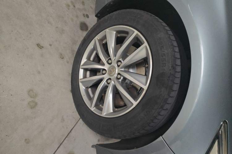 Used Infiniti Q50 2014 3.7L Comfort Edition Right Front Wheel Hub