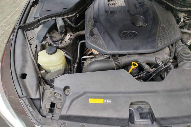 Used Infiniti Q50 2014 2.0T Luxury Edition Engine Bay Right