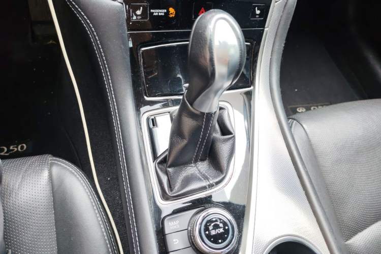 Used Infiniti Q50 2014 2.0T Luxury Edition Gear Lever