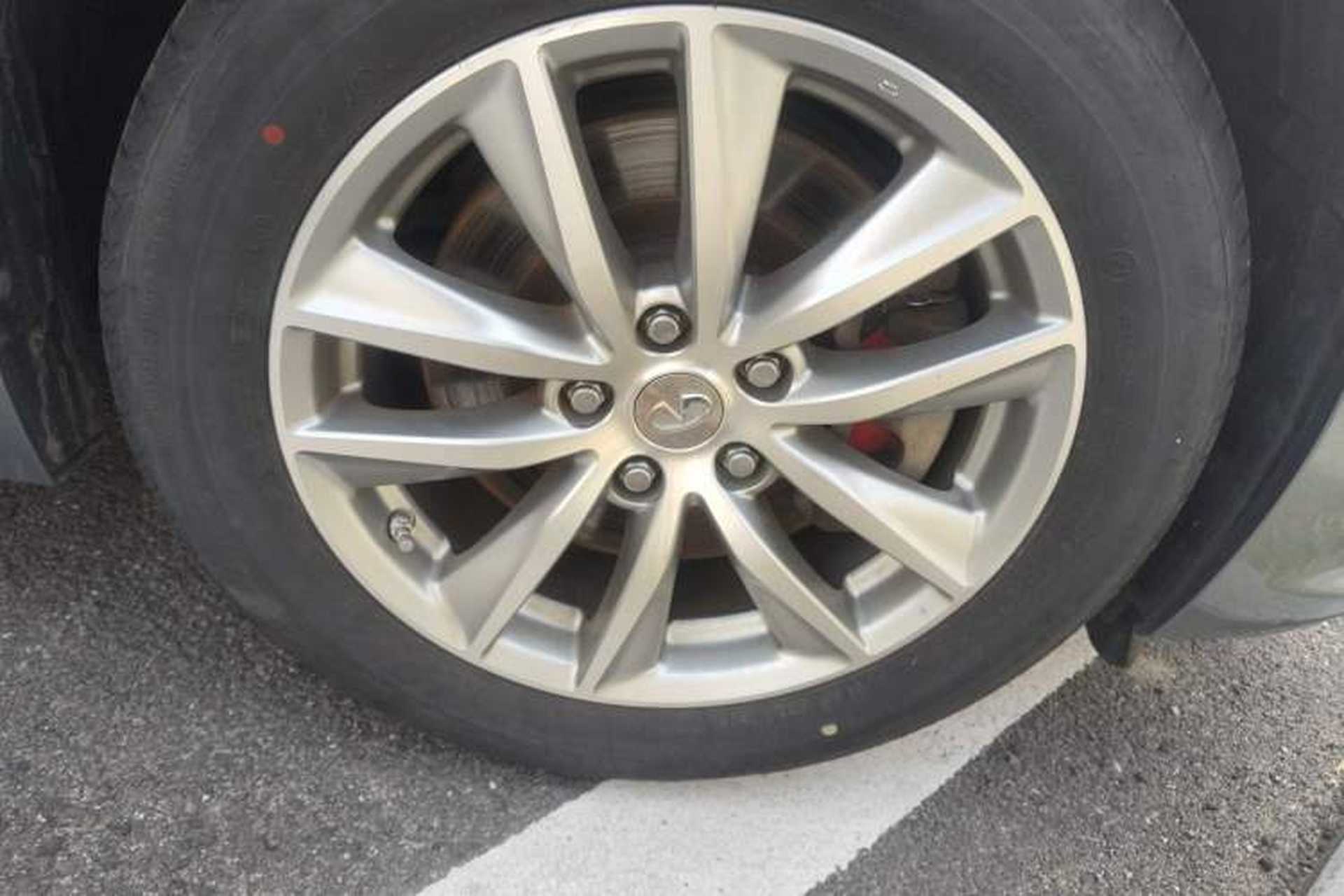 Used Infiniti Q50 2014 2.0T Comfort Edition Right Front Wheel Hub