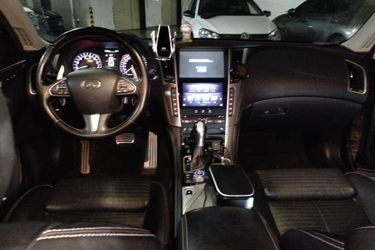 Used Infiniti Q50 2014 3.7L Luxury Sport Edition Center Console