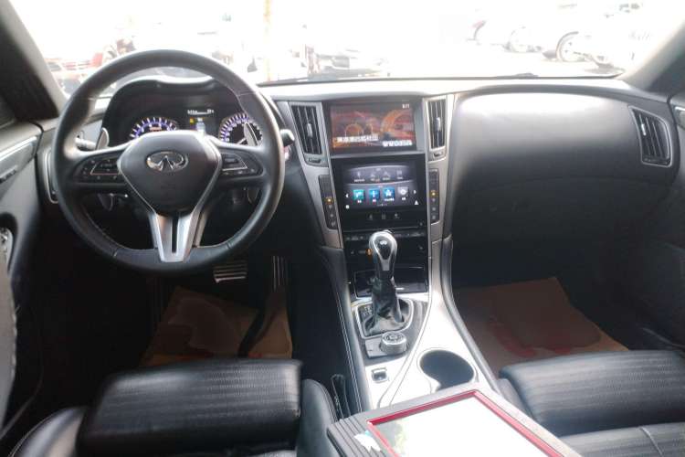 Used Infiniti Q50 2014 3.7L Luxury Sport Edition Center Console