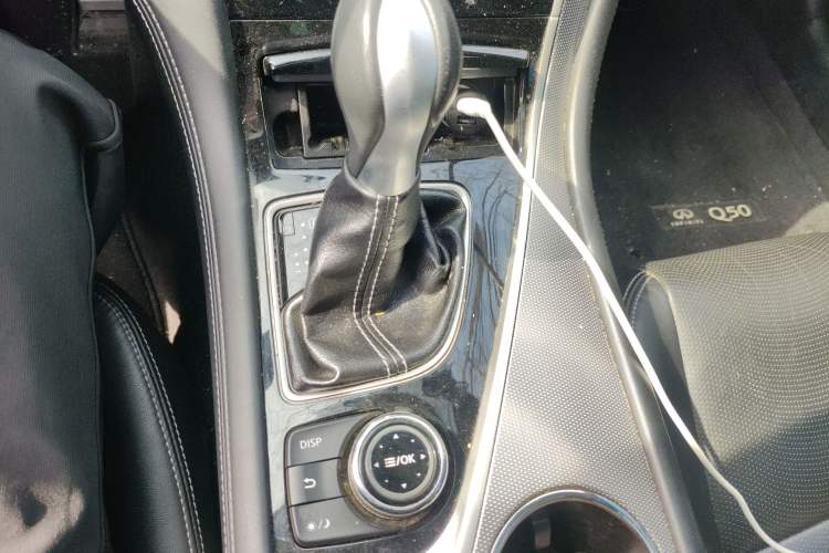 Used Infiniti Q50 2014 3.7L Comfort Edition Gear Lever