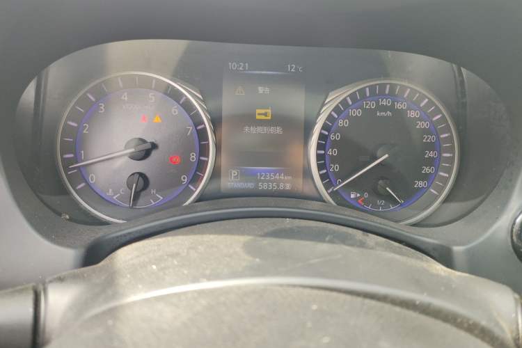 Used Infiniti Q50 2014 3.7L Comfort Edition Odometer Close Up