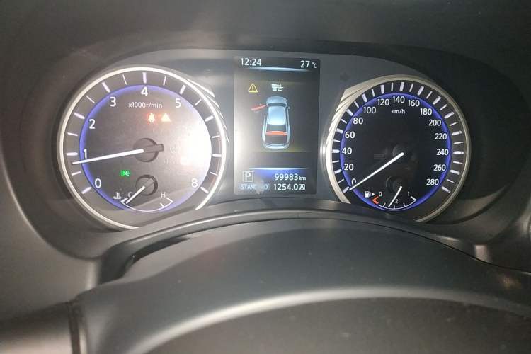 Used Infiniti Q50 2014 2.0T Comfort Edition Odometer Close Up