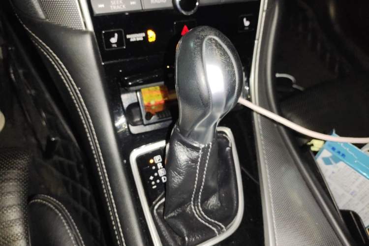 Used Infiniti Q50 2014 3.7L Luxury Sport Edition Gear Lever