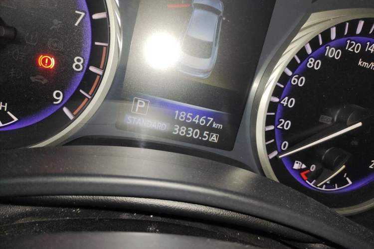 Used Infiniti Q50 2014 3.7L Luxury Sport Edition Odometer Close Up