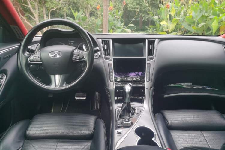 Used Infiniti Q50 2014 3.7L Luxury Sport Edition Center Console