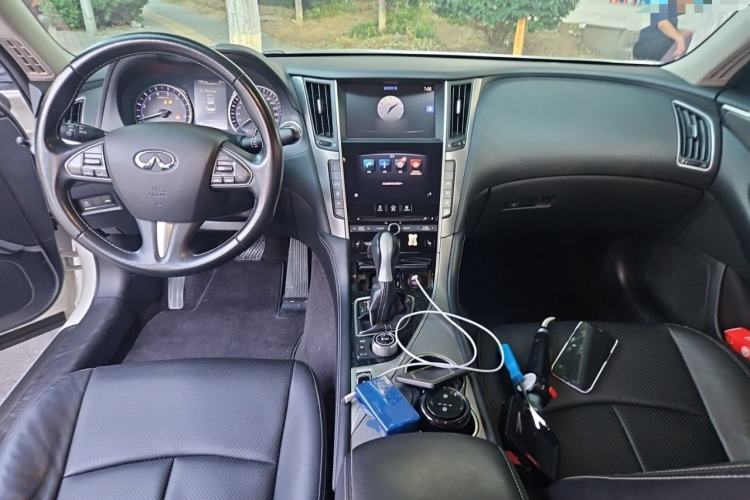Used Infiniti Q50 2014 3.7L Comfort Edition Center Console