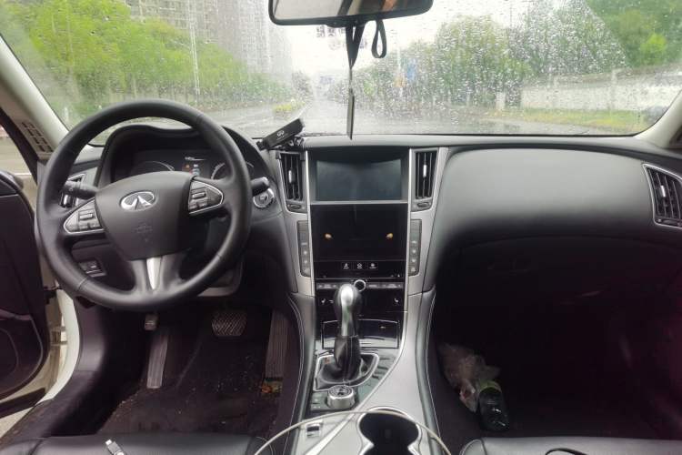 Used Infiniti Q50 2014 2.0T Luxury Edition Center Console