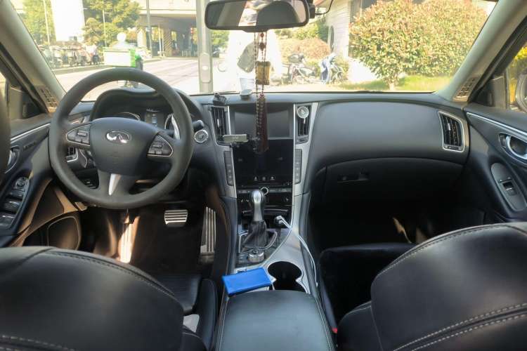 Used Infiniti Q50 2014 3.7L Luxury Sport Edition Center Console