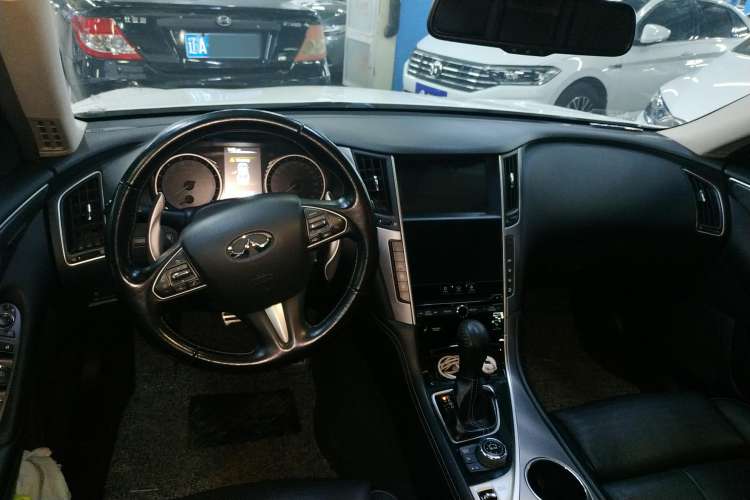 Used Infiniti Q50 2014 3.7L Luxury Sport Edition Center Console