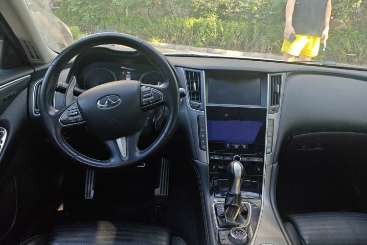 Used Infiniti Q50 2014 3.7L Luxury Sport Edition Center Console