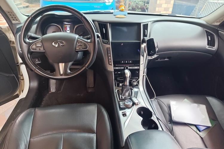 Used Infiniti Q50 2014 3.7L Luxury Edition Center Console