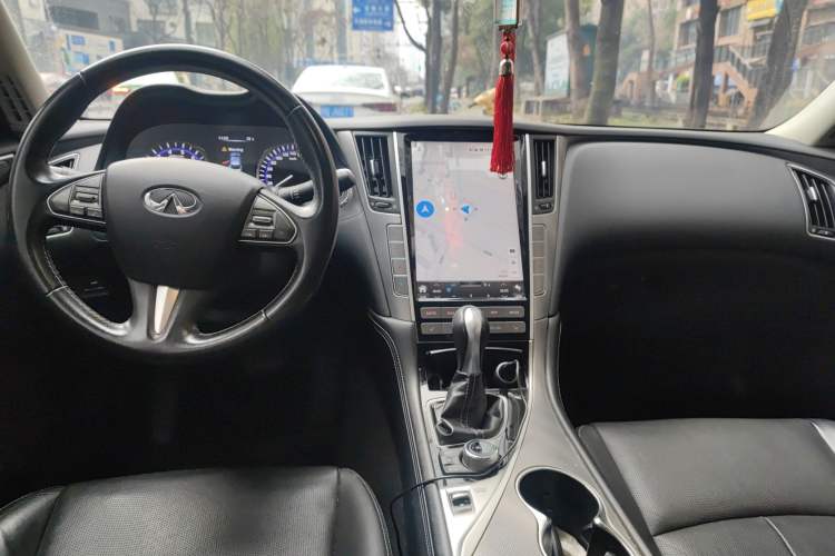 Used Infiniti Q50 2014 3.7L Comfort Edition Center Console