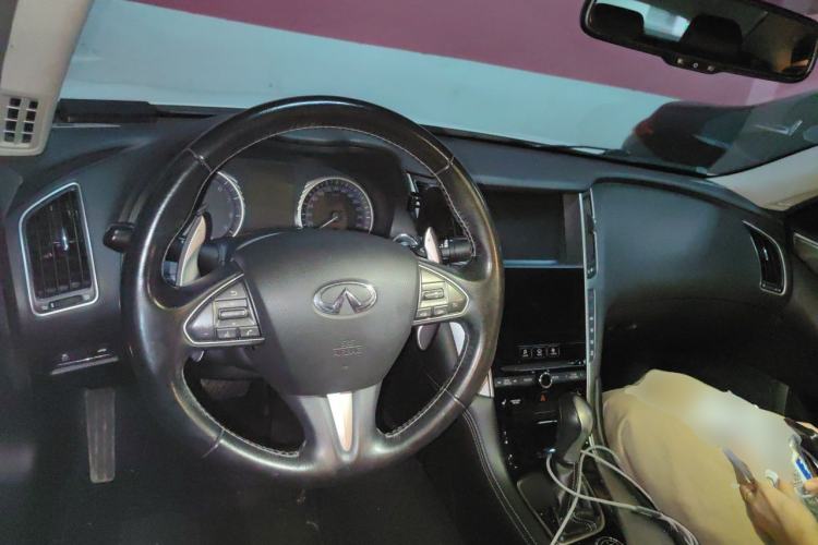 Used Infiniti Q50 2014 3.7L Luxury Edition Center Console