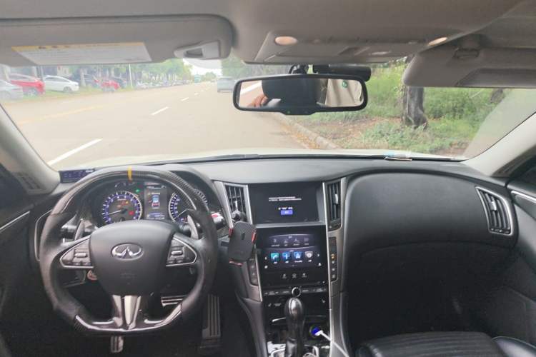 Used Infiniti Q50 2014 3.7L Luxury Sport Edition Center Console